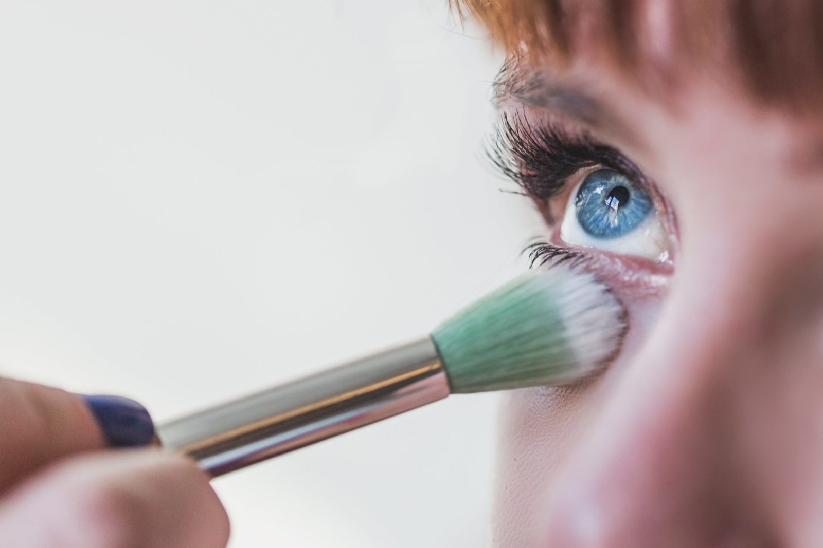 https://atelier-epil.com/wp-content/uploads/2021/03/blue-eyes-getting-makeup-close-up-scaled.jpg
