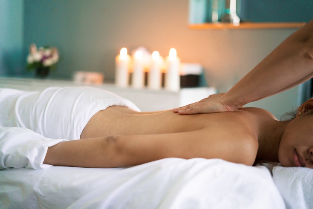 https://atelier-epil.com/wp-content/uploads/2021/03/woman-getting-back-massage.jpg